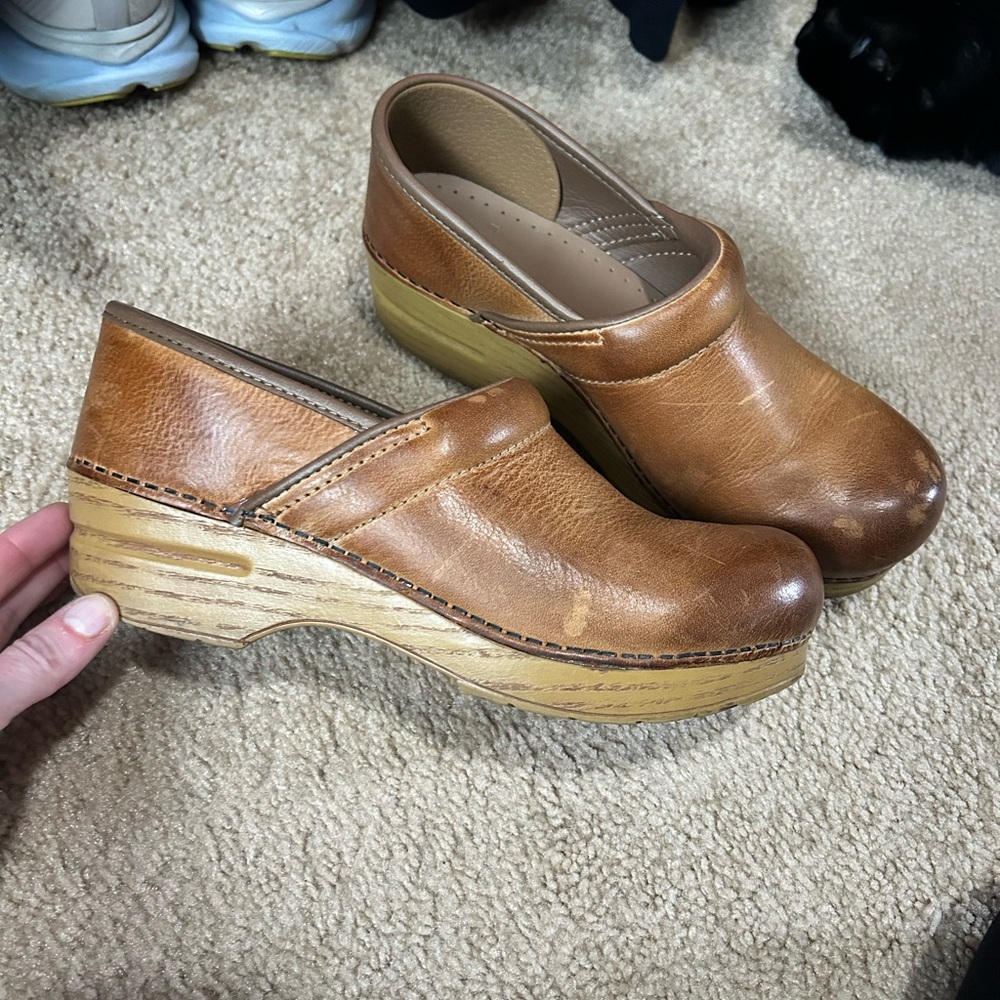 Dansko Women's Honey distressed  Clogs 38 - Picture 2 of 5